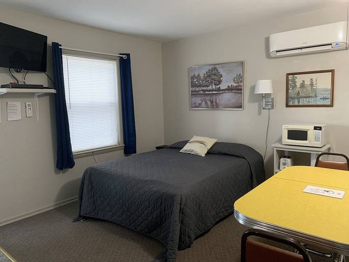 Log cabin for 6 people, with pool in Missouri