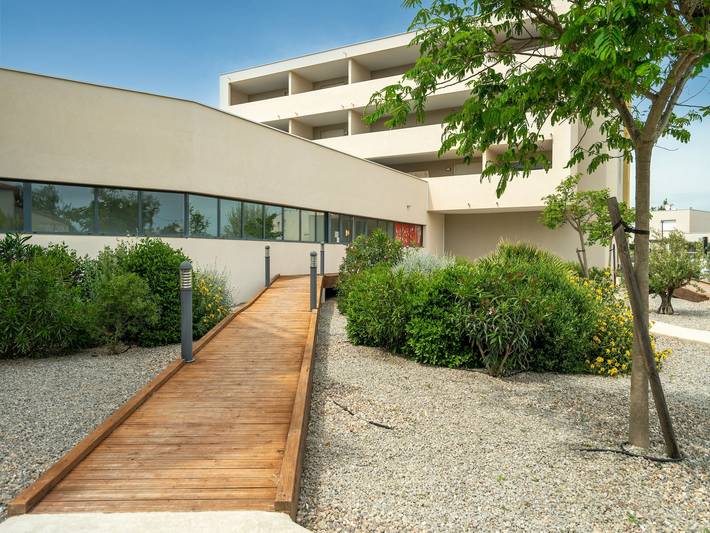 Location de vacances pour 2 personnes, avec Balcon/Terrasse ainsi que Jardin et Piscine à Sérignan