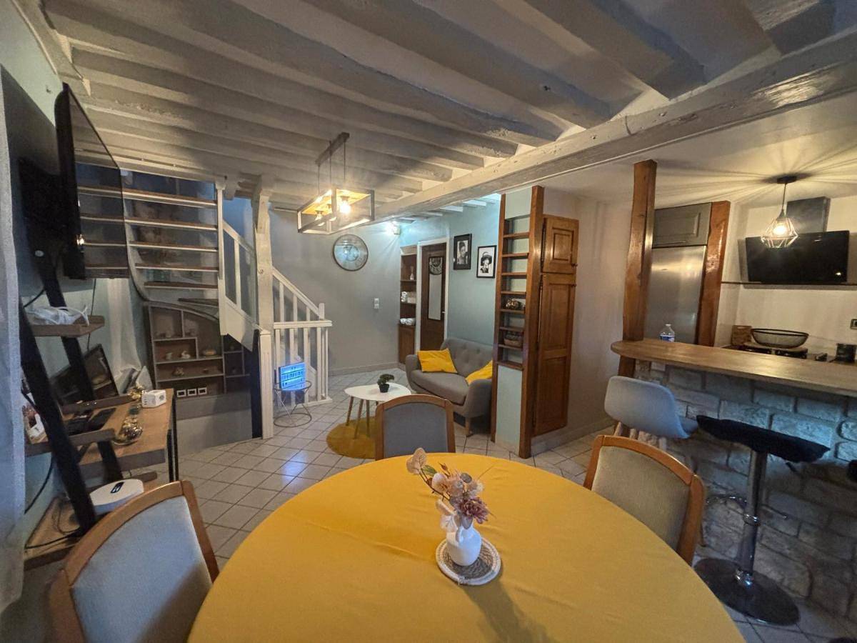 Appartement entier, One-Bedroom Apartment in Verneuil-en-Halatte, Oise