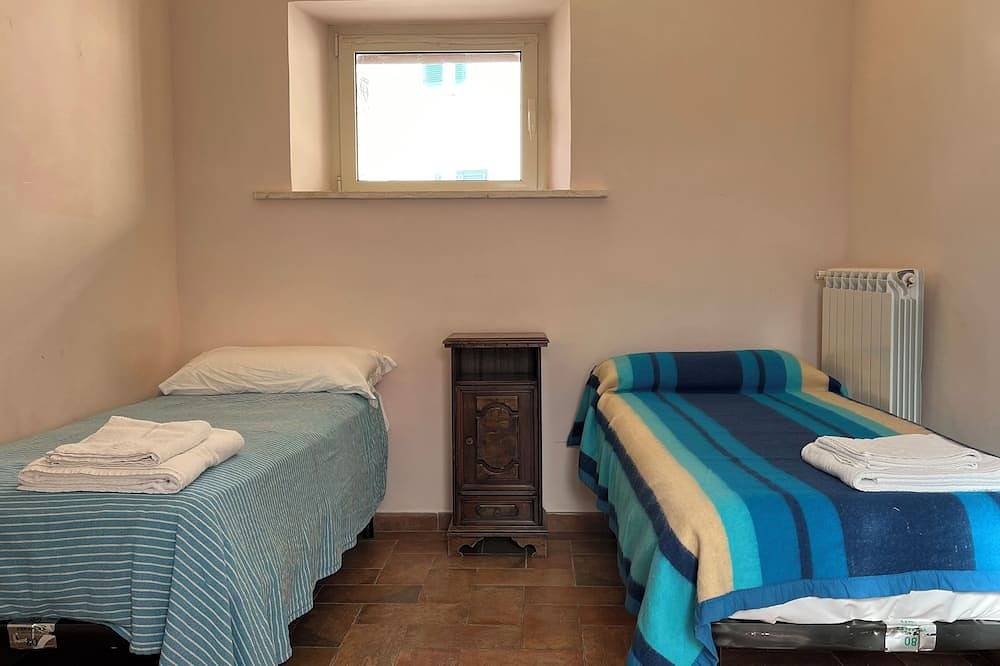 Villa Felici - Five Bedroom Villa, Sleeps 15 in Giuliano di Roma, Frosinone Provinz