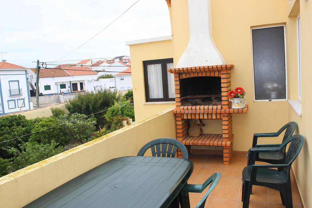 Ganze Wohnung, Wohnung mit Balkon und Grill, 2 km von Baleal, komplett ausgestattet in Ferrel, Leiria District