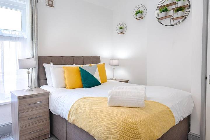 Apartment for 11 people, with garden in Swansea