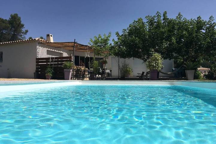 Location de vacances pour 5 personnes, avec jardin et terrasse à Méounes-lès-Montrieux