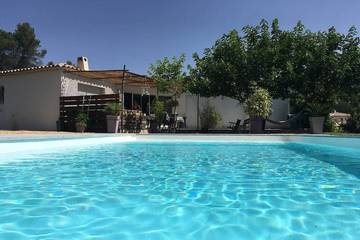 Location de vacances pour 5 personnes, avec terrasse et jardin à Méounes-lès-Montrieux