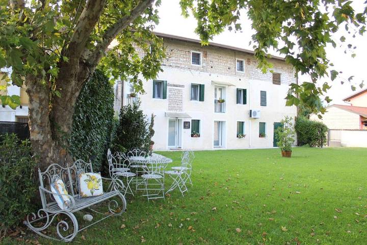 Location de vacances pour 3 personnes, avec Balcon ainsi que Jardin et Vue à Fontanafredda