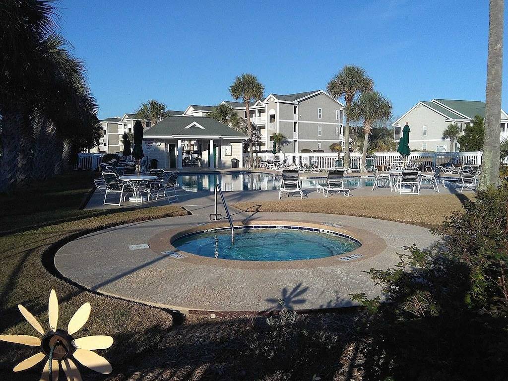 Ganze Wohnung, Erdgeschoss mit behindertengerechten Parkplätzen und kostenfreiem Wlan. Der Ort für jede Jahreszeit. in Sunset Beach (NC), Brunswick County