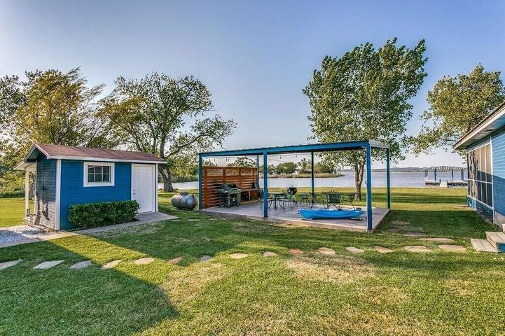Vacation rental for 14 people, with hot tub and yard in Possum Kingdom Lake