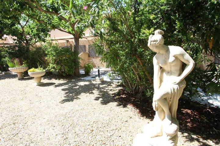 Location de vacances pour 2 personnes, avec jardin ainsi que terrasse et piscine à Mollégès - 2