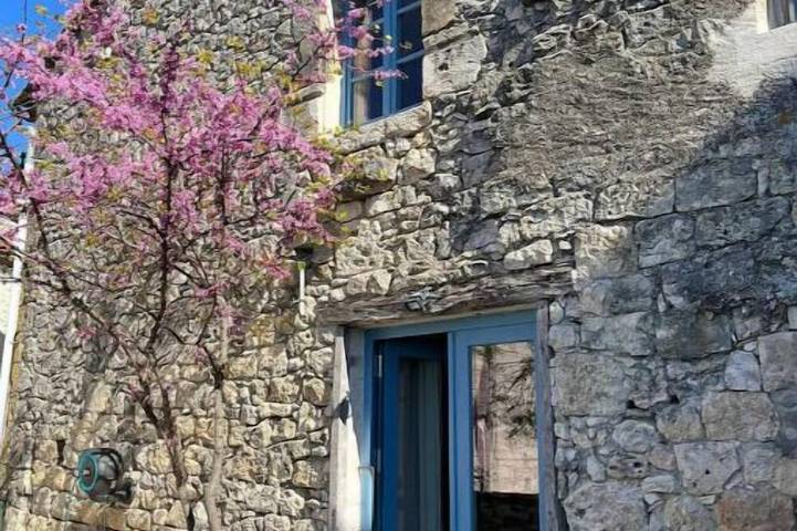 Location de vacances pour 6 personnes, avec terrasse à Roquecor