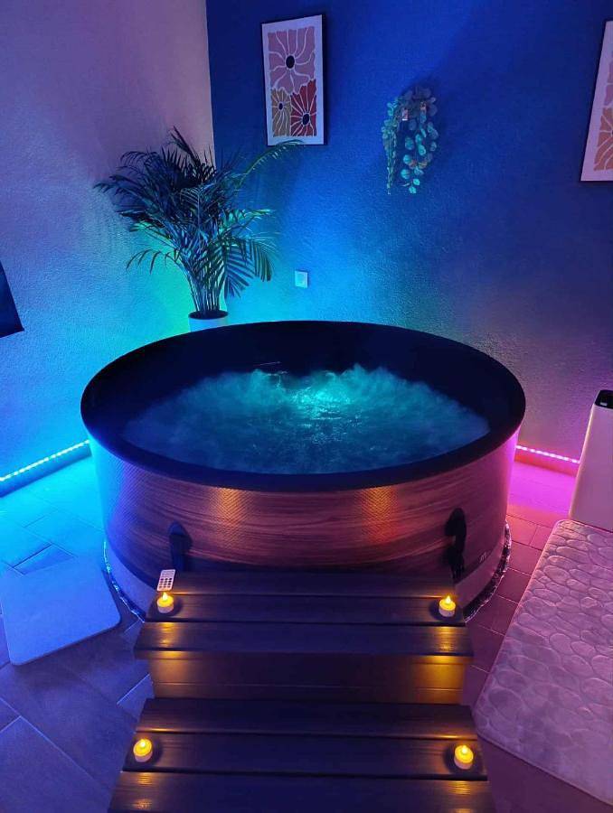 Location de vacances pour 2 personnes, avec vue ainsi que jardin et piscine, animaux acceptés à Castels