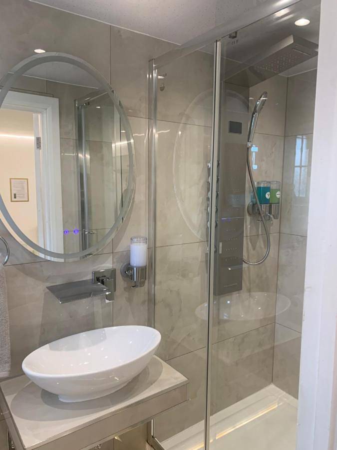 Double Room with Private Bathroom in Borough londonien de Hillingdon, Londres