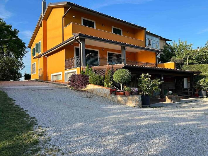 Ferienhaus für 6 Personen, mit Balkon und Whirlpool sowie Terrasse und Garten in Stroncone