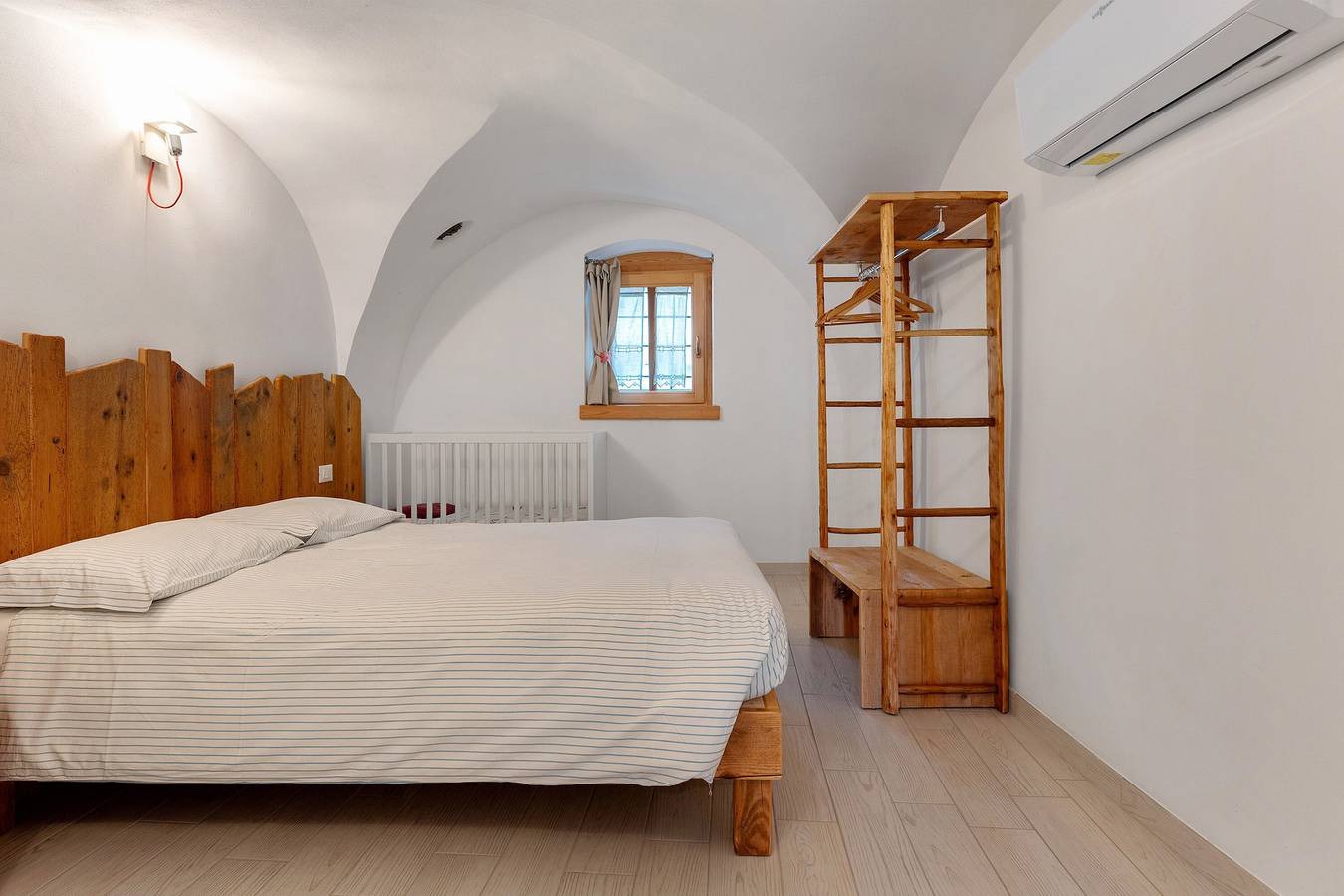 Ganze Wohnung, Ferienwohnung 'Logge Dei Paroloti Agnese' mit Bergblick, Gemeinschaftsterrasse & Wlan in Dorsino, Brentagruppe