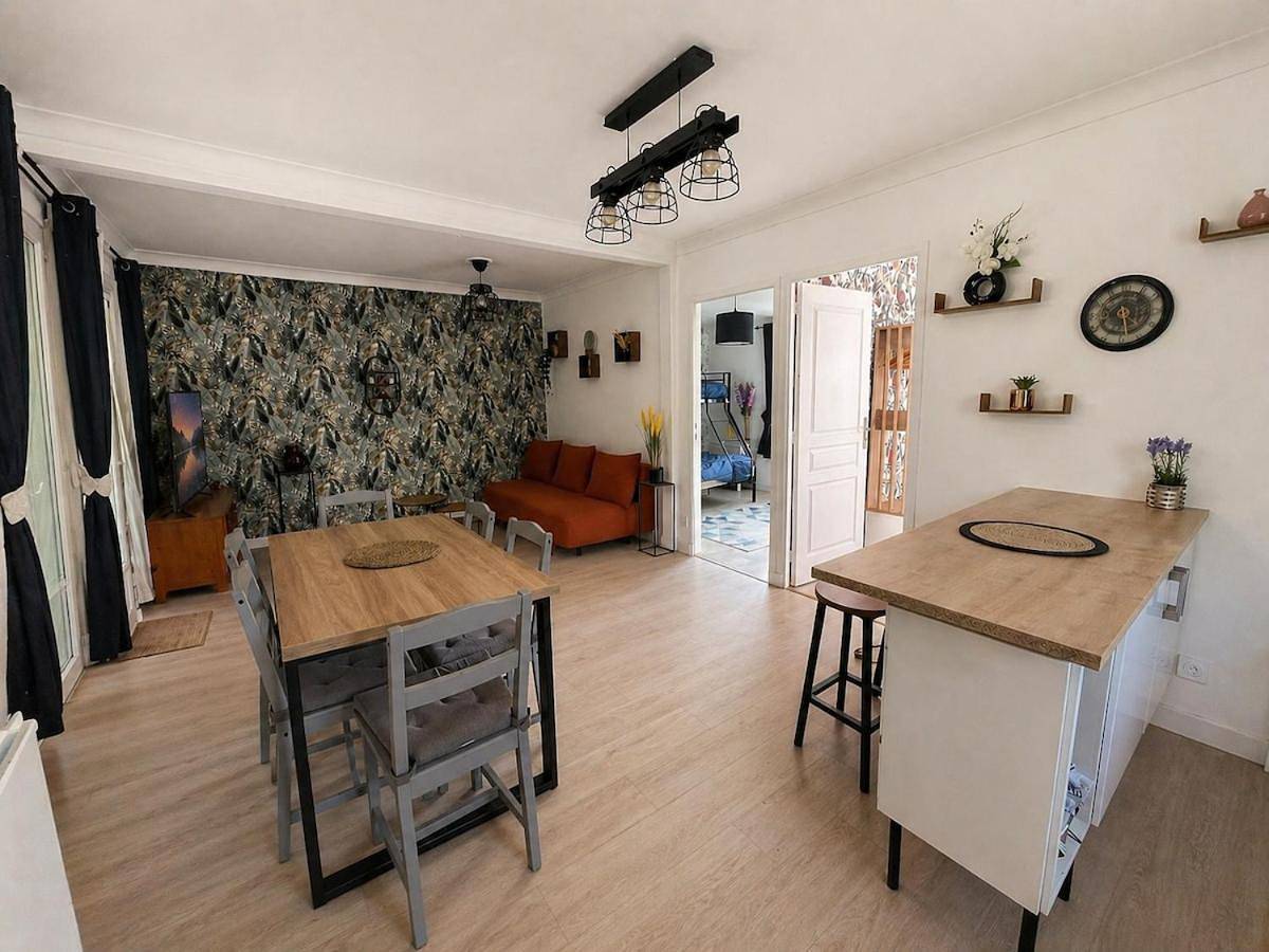 Chalet Standing de 55 m2 avec jardin clos, en bord de rivière, proche Disneyland, avec piscine et trampoline in Crécy-la-Chapelle, Seine-et-Marne