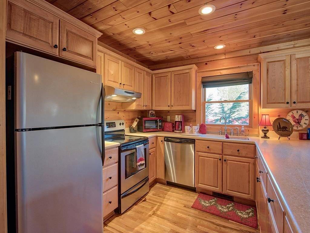 Crockett's Meadow! Hot Tub, Fast Wifi, Cable Tv, Fire Pit, Gas Grill! See Elk! in Blue Ridge Parkway, Maggie Valley