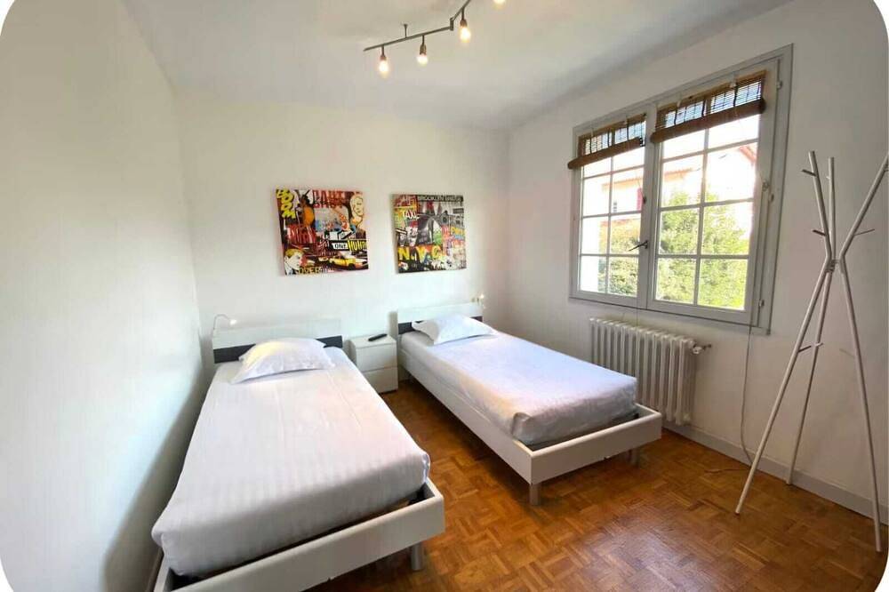 In the village, house, garden, parking, walking distance to the beach in Guéthary, Region de Bayona