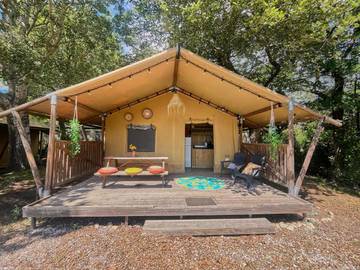 Tente pour 4 personnes, avec balcon et jardin ainsi que bassin pour enfant et piscine dans les Pyrénées-Orientales
