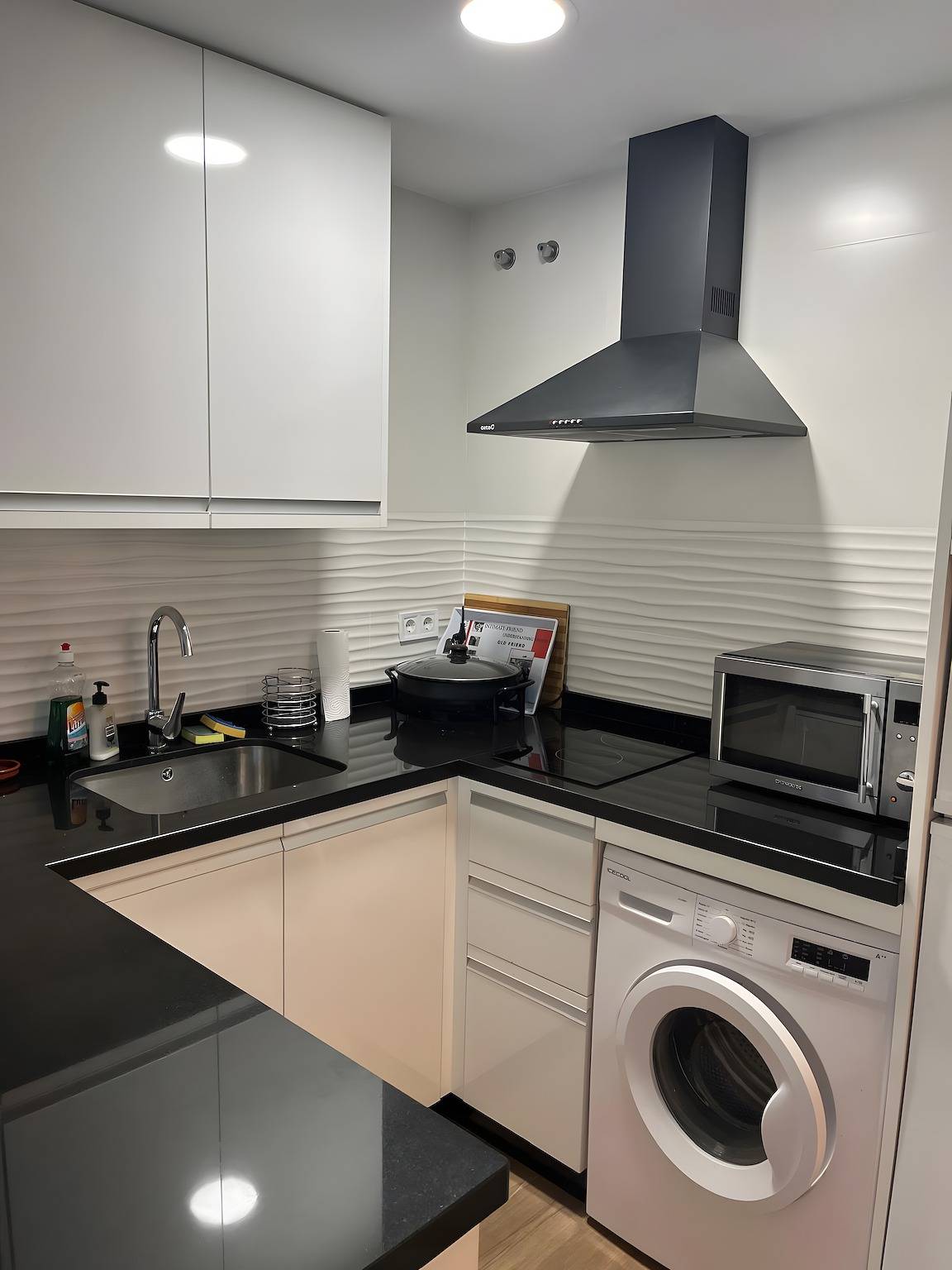 Apartamento entero, Apartamento 'Chris' con piscina compartida, Wi-Fi y aire acondicionado in Benalmádena Costa, Benalmádena