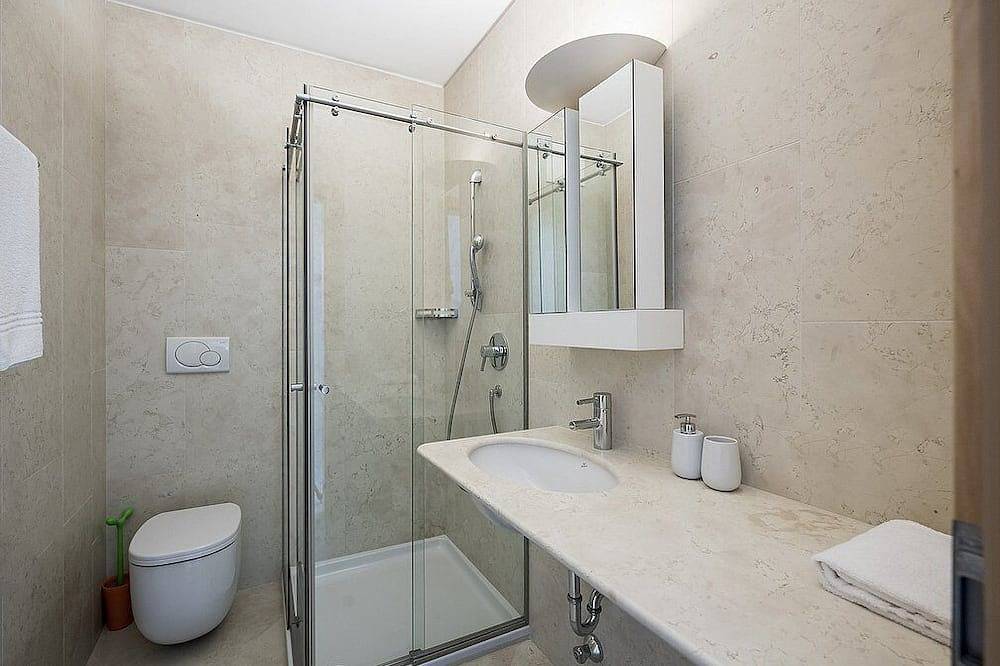 Villa Claraluna A: A bright and sunny two-story apartment located right on the Garda Lake, with Free Wi-Fi. in Limone sul Garda, Gardasee-Berge