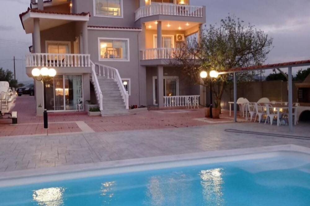 Beautiful Tuscan Villa with pool amongst the vineyards and olive trees. in Korinthia