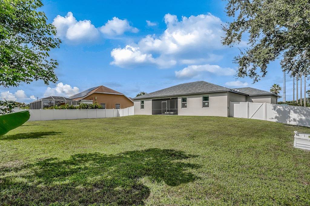 Contemporary Getaway with an Enclosed Yard, Fast Wifi, & Furnished Lanai in Imperial Bonita Estates MHP, Bonita Springs