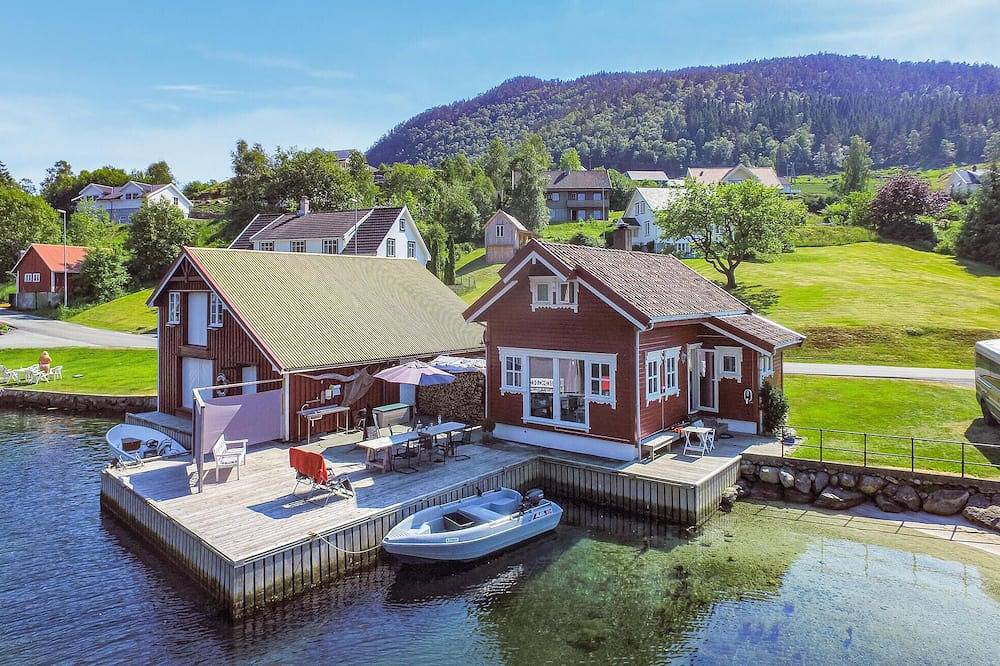 3 bedroom beach front home in Erfjord in Suldal