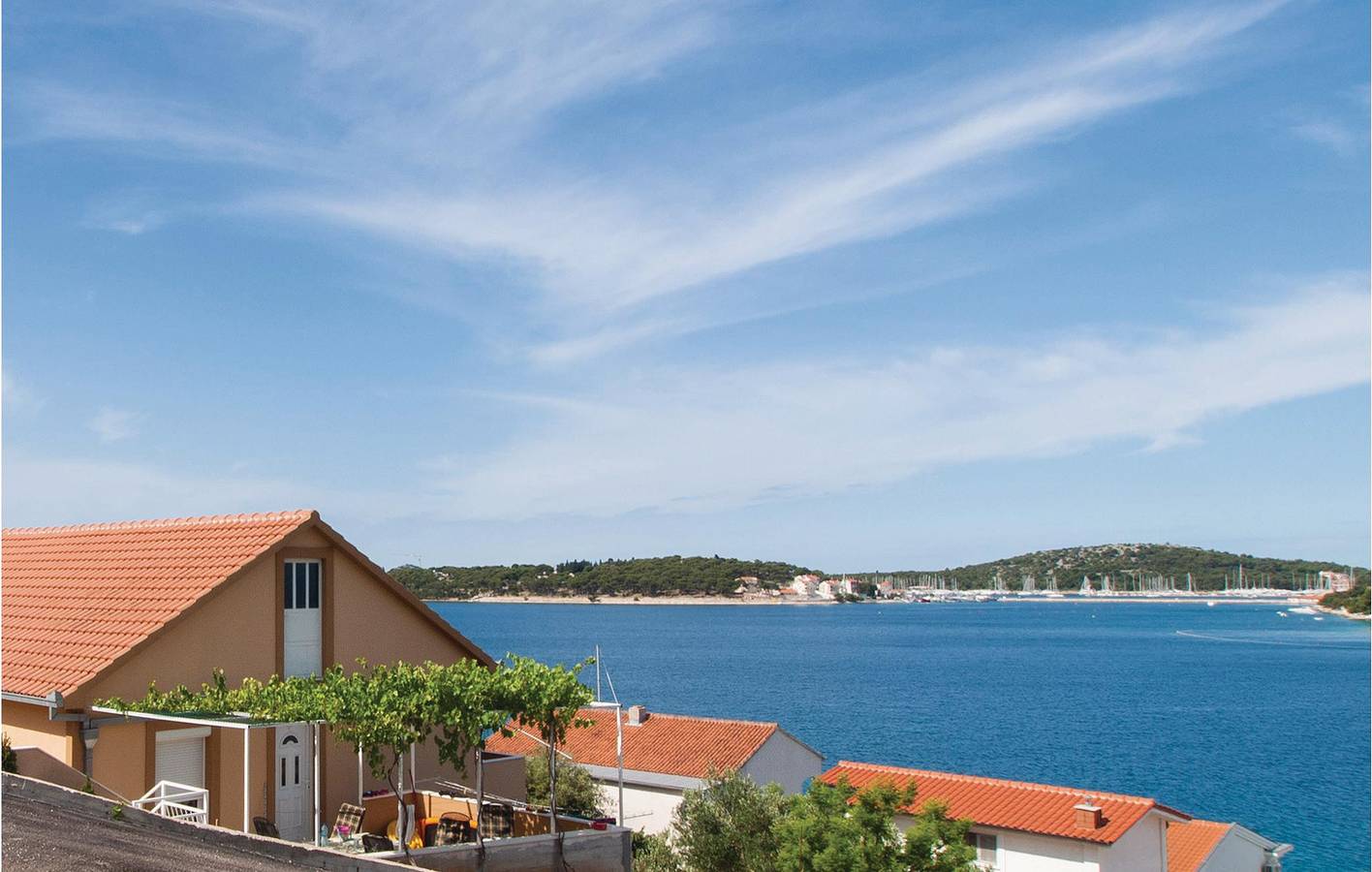 Ganze Ferienwohnung, Gemütliche Wohnung mit Terrasse und WLAN, 1 km vom Strand entfernt! in Razanj, Šibenik-Knin