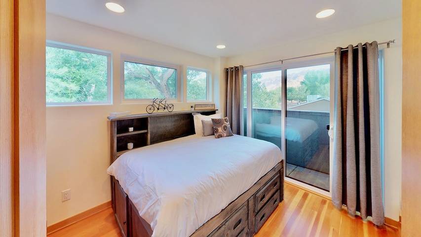 Vacation rental for 12 people, with hot tub and balcony as well as yard, with pets in Moab