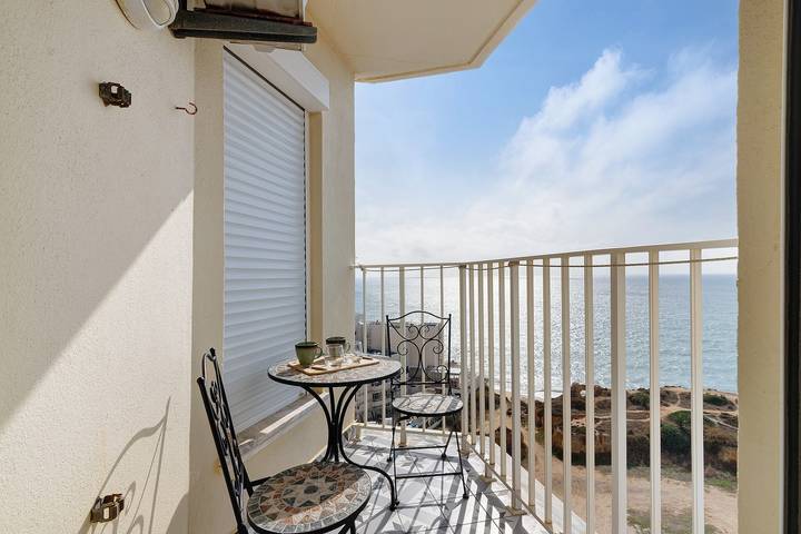 Apartamento entero, Apto. 'Camões Vista Mar 10 D', frente a la playa, Wi-Fi, aire acondicionado y piscina in Armação de Pêra (costa), Armação de Pera