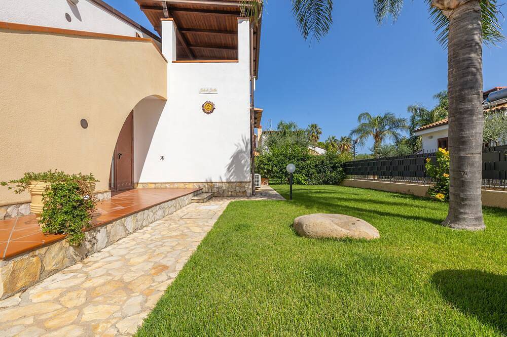 Villecefalu. English lawn. 2 kitchens, 3 bedrooms, 3 bathrooms, veranda in Piana Calzata, Palermo Province
