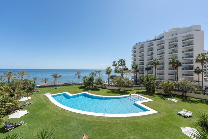 Entire apartment, Front Line Beach 2-Bed Apartment with Sea Views, Wi-Fi, and Air Conditioning in Playa de la Fontanilla, Marbella