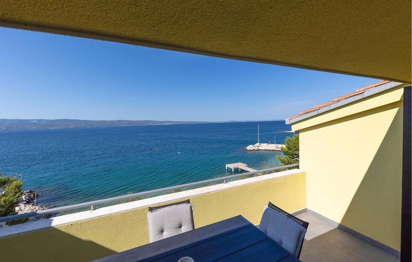 Geheel vakantieappartement, Seaside Retreat: Gezellig appartement met 2 slaapkamers, terras en wifi, op 1000 meter van het strand in Dugi Rat, Split-Dalmatië