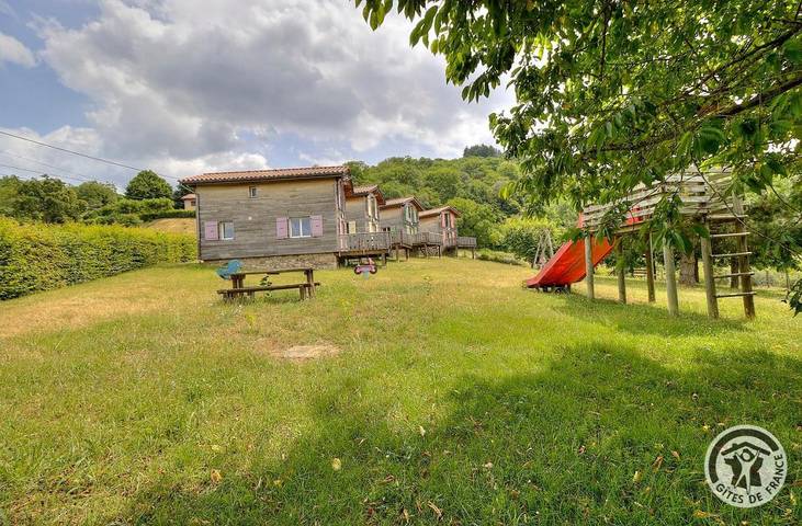 Location de vacances pour 6 personnes, avec Terrasse ainsi que Jardin et Vue à Saint-Jacques-des-Arrêts