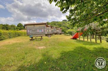 Gîte pour 6 personnes, avec terrasse et vue dans Deux-Grosnes