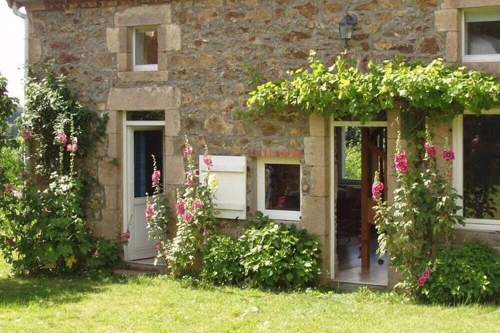 Gîte pour 8 personnes, avec jardin et terrasse, animaux acceptés à Ars-les-Favets