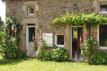 Gîte pour 8 personnes, avec jardin et terrasse, animaux acceptés à Ars-les-Favets