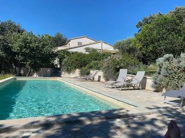 Location de vacances pour 2 personnes, avec balcon et jardin ainsi que piscine et vue à Sardan