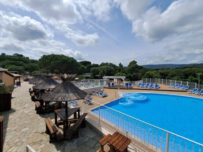 Camping pour 6 personnes, avec piscine et terrasse ainsi que jardin et vue à Gassin - 4