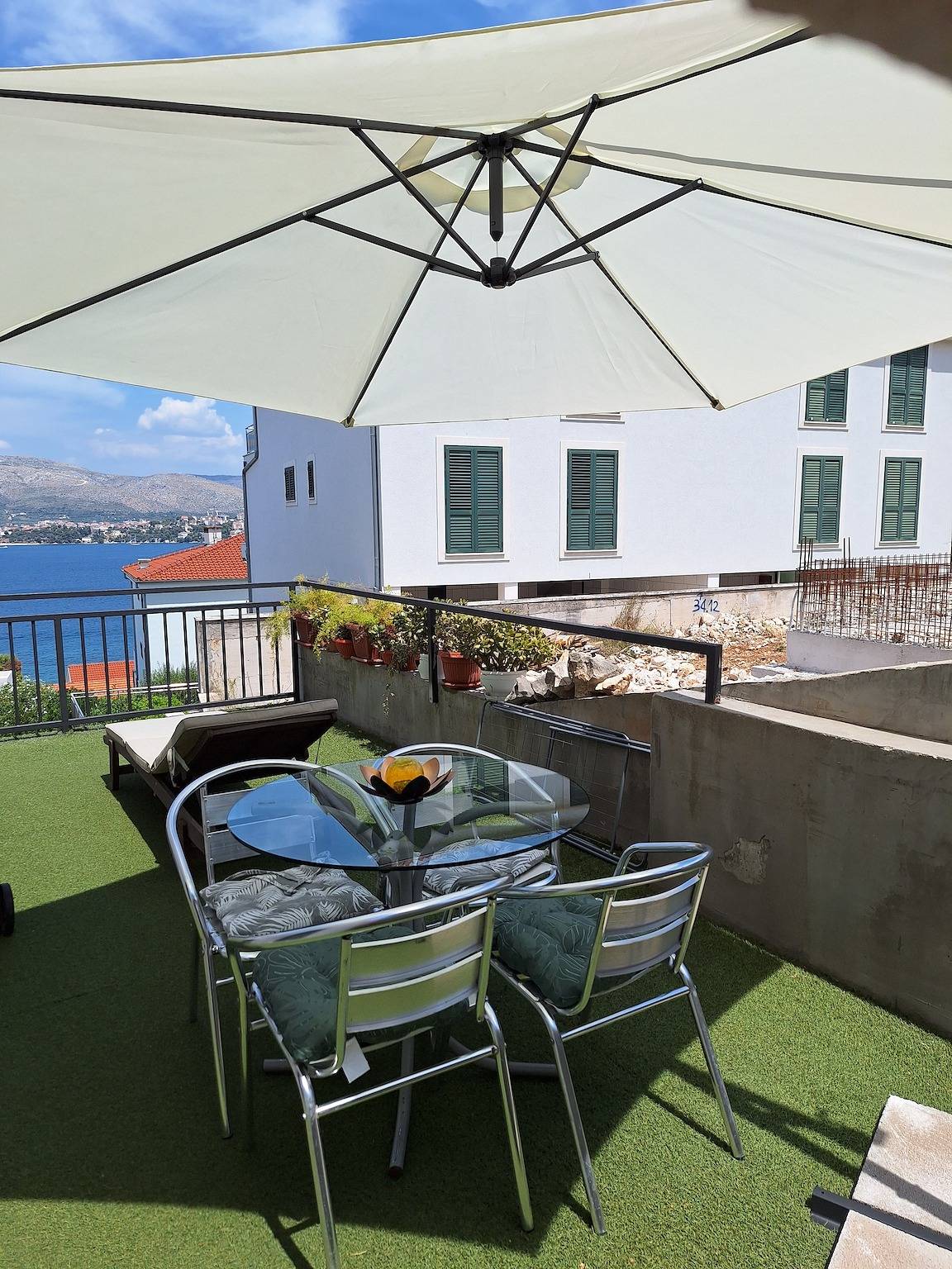 Ganze Wohnung, 2-Zimmer-Ferienwohnung mit Terrasse und Meerblick Okrug Gornji, Ciovo A-16676-a in Okrug Gornji, Ciovo