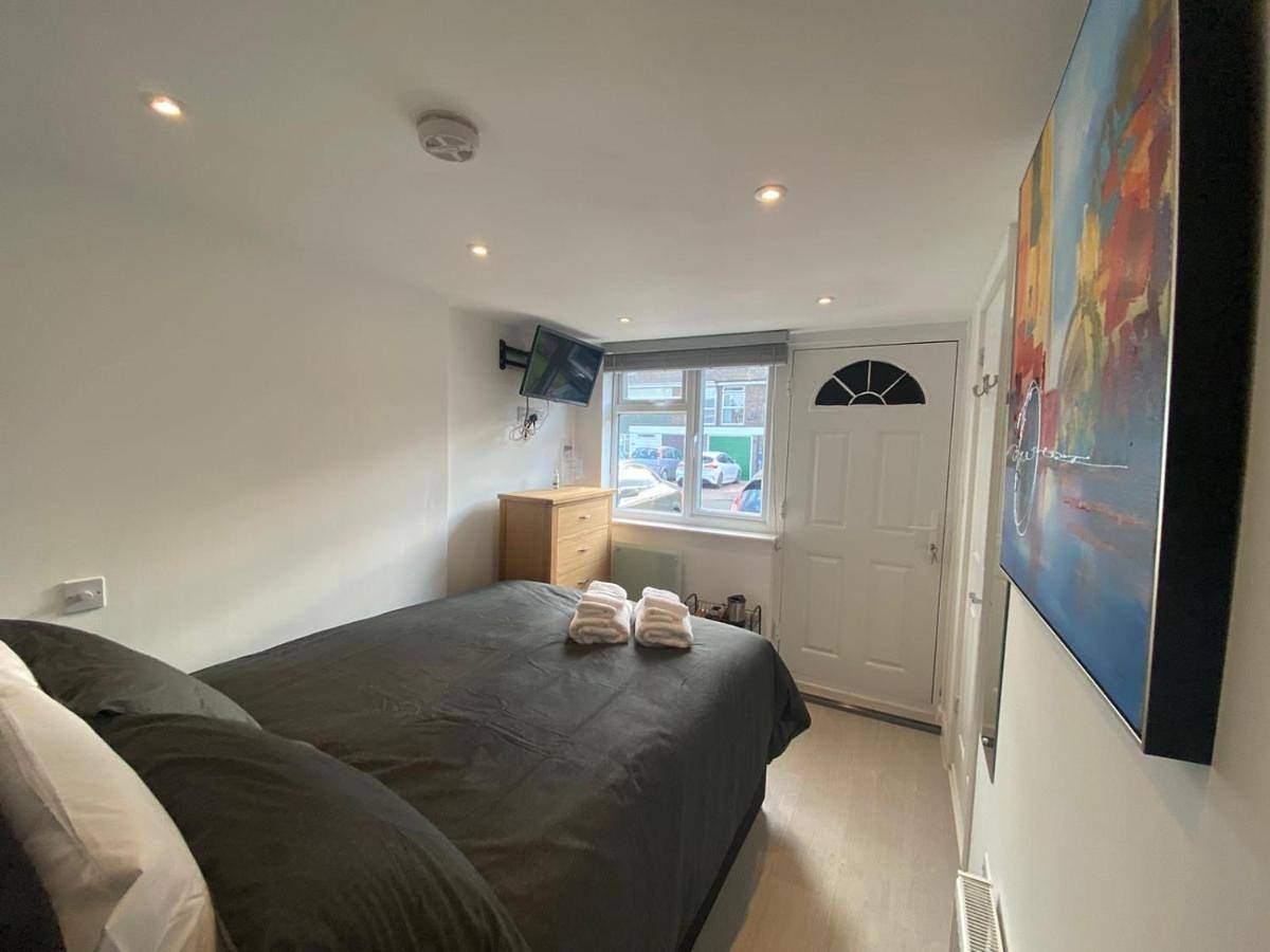 Comfortable cosy double ensuite room 'Karibu' in Cambridge, Cambridgeshire