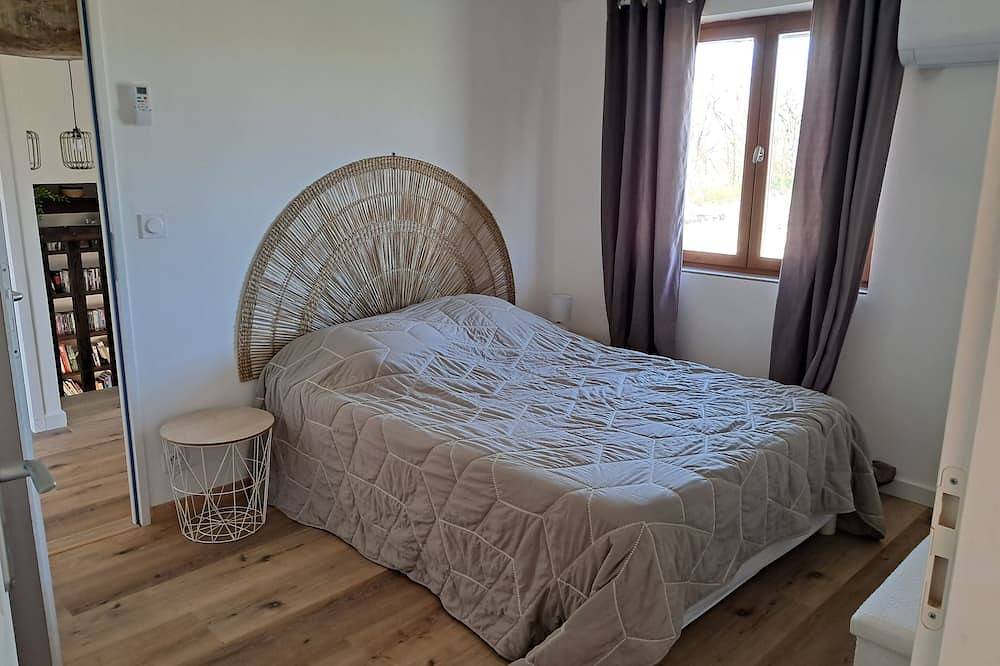 Grand gîte en pierre en pleine nature pour 12 personnes, piscine et boulodrome. in Sarrant, Gers