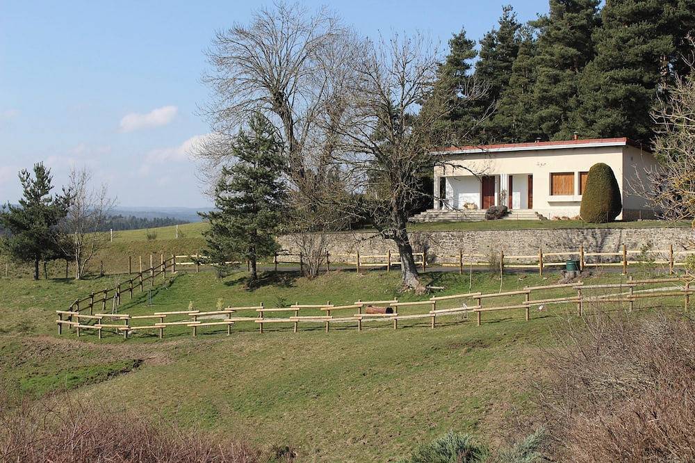 Homerez - House in Langogne, mountain view in Langogne, Mende region