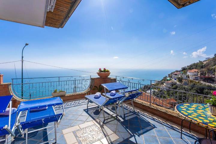 Ferienwohnung für 6 Personen, mit Ausblick und Garten sowie Pool in Furore