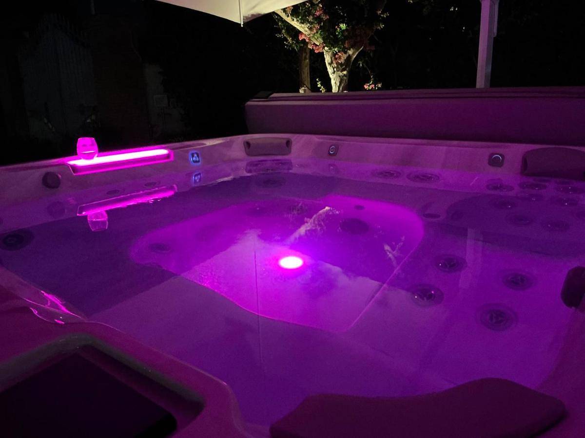 Villa Karina - Luxury Suite, Jacuzzi Pool & Garden Ostia Rome in Infernetto (Roma), Roma