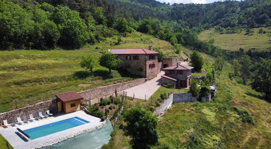 Gîte pour 6 personnes, avec jardin ainsi que terrasse et piscine