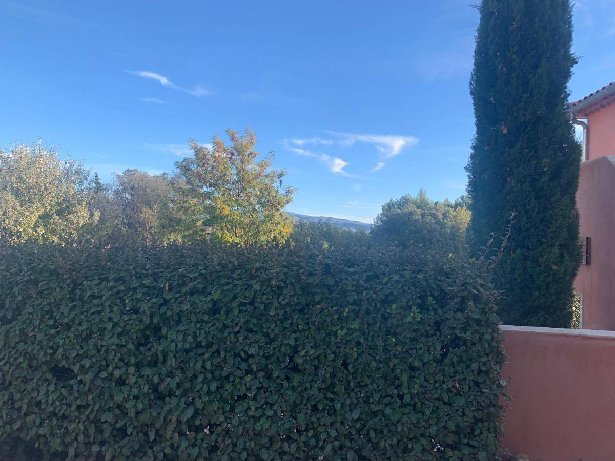 Appartement entier, One-Bedroom Apartment in Roussillon, Parc naturel régional du Luberon