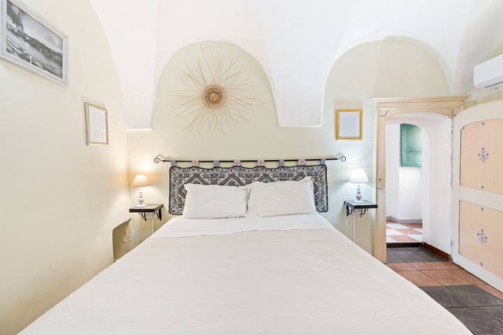 Romeo & Giulietta Rooms: double room in historic Bosa in Bosa, Planargia