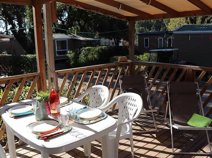 Camping pour 3 personnes, avec piscine et terrasse ainsi que bassin pour enfant et jacuzzi