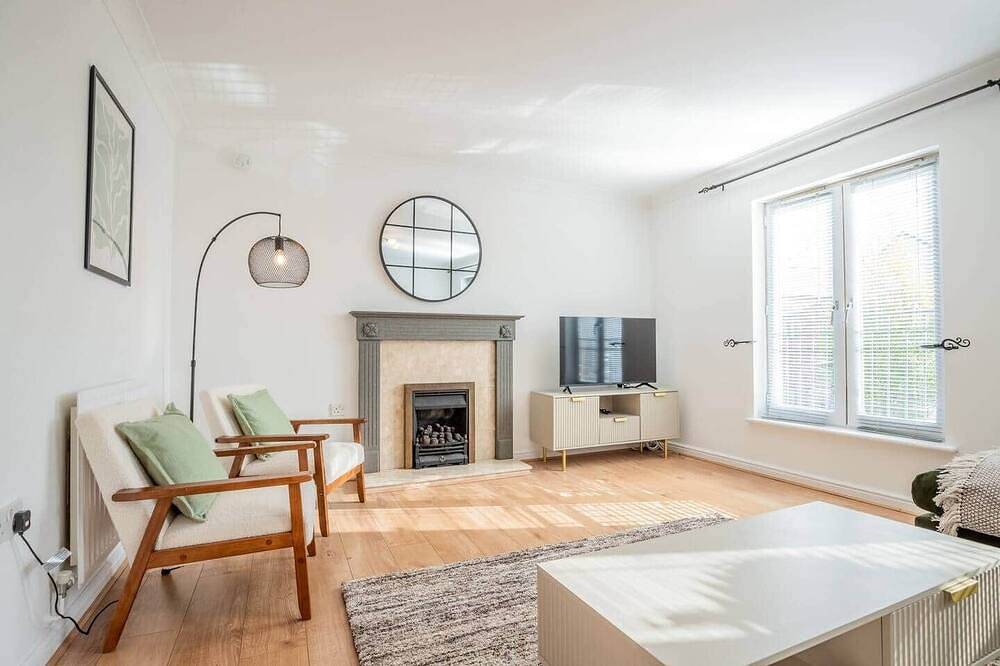 Stylish City Centre Stay | 3-Bed Home + Parking in Worcester, Worcestershire