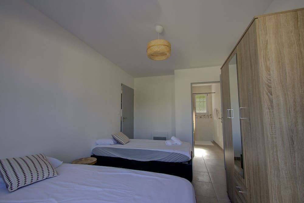 New villa with private pool in the heart of the village - sleeps 4 in Suze-la-Rousse, Nyons region